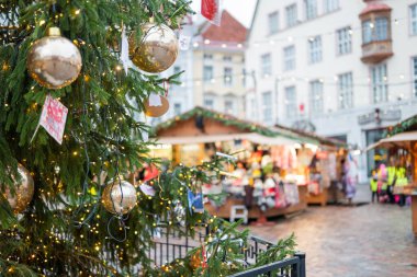 Yılbaşı ve Noel tatilleri için Kış Fuarı, Tallinn Estonya 'da gıda evleri, 