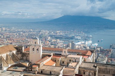 Napoli şehri ve limanı yukarıdan Sant 'Elmo kalesinden Vezüv volkanı ile görünüyor.