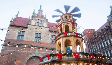 Gdansk Polonya 'daki Eski Şehir' in merkezindeki Noel Festivali 'nde dekor.