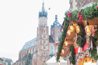 Krakow Polonya 'nın merkezinde manzaralı Noel Fuarı