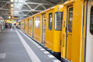 Almanya, Berlin, 15 Ekim 2022, Alman elektrik treni istasyonda.