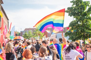 Gdansk Polonya, 25 Mayıs 2024, Eşitlik Yürüyüşü heteroseksüeller LGBT Onur Yürüyüşü 'nde bayraklarla toplandı