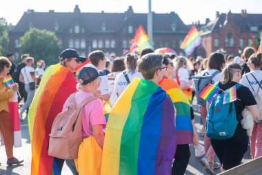Gdansk Polonya, 25 Mayıs 2024, Eşitlik Yürüyüşü heteroseksüeller LGBT Onur Yürüyüşü 'nde bayraklarla toplandı