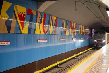 Polonya Varşova, 12 Ocak 2025, Varşova metro tüneli Centrum Nauki Kopernik metro istasyonu