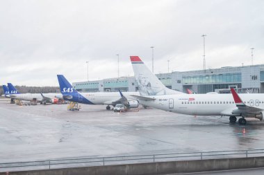 Stockholm İsveç, 24 Ocak 2025, bir Norveç Havayolları uçağı havaalanı terminaline inmek için bekliyor.