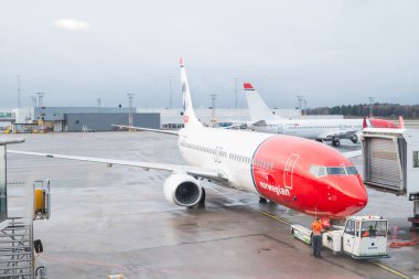 Stockholm İsveç, 24 Ocak 2025, bir Norveç Havayolları uçağı havaalanı terminaline inmek için bekliyor.