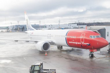 Stockholm İsveç, 24 Ocak 2025, bir Norveç Havayolları uçağı havaalanı terminaline inmek için bekliyor.
