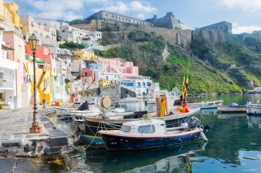 İtalya Napoli, Procida Adası, 17 Kasım 2024, adanın merkezindeki eski renkli evlerin dar sokakları.