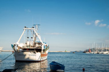 İtalya Napoli Procida, 17 Kasım 2024, arka planda şehir olan teknelerle adanın rıhtım manzarası