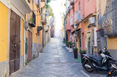 İtalya Napoli, Procida Adası, 17 Kasım 2024, adanın merkezindeki eski renkli evlerin dar sokakları.