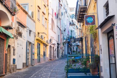 İtalya Napoli, Procida Adası, 17 Kasım 2024, adanın merkezindeki eski renkli evlerin dar sokakları.