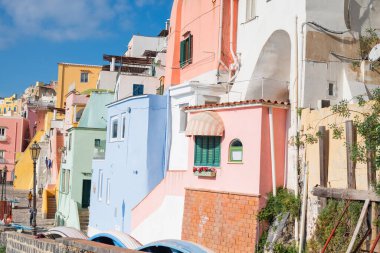  İtalya Napoli, Procida adasının merkezindeki eski renkli evlerin dar sokaklarının manzarası