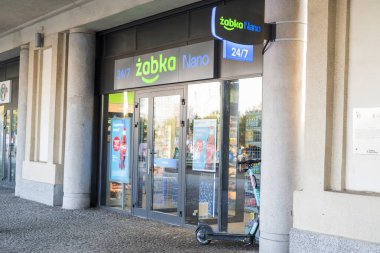 23 Mart 2025, Gdynia Polonya, minimarket mağazası Nano Zabka kasiyerler ve kasiyerler olmadan yeni müşteri hizmetleri teknolojileri.