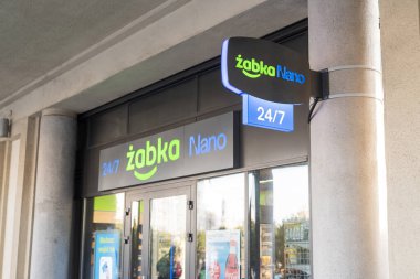 23 Mart 2025, Gdynia Polonya, minimarket mağazası Nano Zabka kasiyerler ve kasiyerler olmadan yeni müşteri hizmetleri teknolojileri.