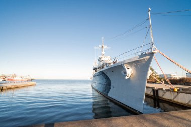 22 Mart 2025, Gdynia Polonya, ünlü askeri gemi Blyskawica 'nın bulunduğu şehrin rıhtım manzarası
