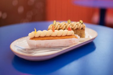 Lokantada kremalı kek.