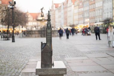 Şehir merkezindeki mini belediye binası pazar meydanındaki Gdansk Polonya heykeli