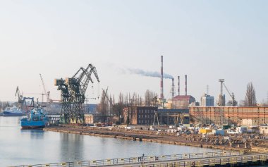 22 Mart 2025, Gdansk Polonya, Baltık Denizi 'ndeki vinçli tersane manzarası