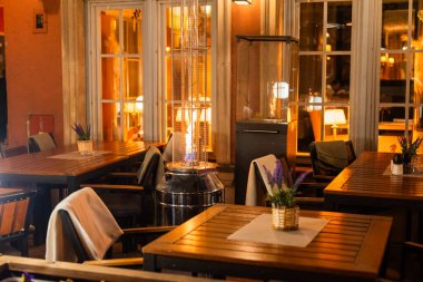 İçi battaniyelerle dolu yaz terasında ısıtıcıyla restoran yangını.