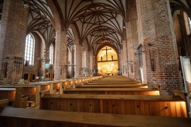 29 Mart 2025, Gdansk Polonya, St. Bridget Kilisesi Ortaçağ Katolik tarihi iç mekanında kehribar bir sunakla