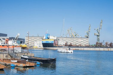 28 Mart 2025, Gdansk Polonya, Baltık Denizi 'ndeki vinçli tersane manzarası