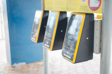 30 Mart 2025, Gdansk Polonya, Fala 'yı bilet almak ve toplu taşıma araçlarıyla seyahat etmek için taşıma aracı