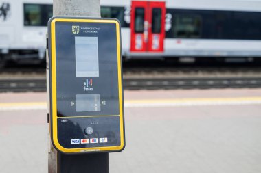 30 Mart 2025, Gdansk Polonya, Fala 'yı bilet almak ve toplu taşıma araçlarıyla seyahat etmek için taşıma aracı