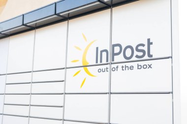 29 Mart 2025, Gdansk, Polonya, Polonya lojistik dağıtım şirketi Inpost 'un paket dolapları.