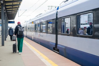 Gdansk Polonya, 29 Ekim 2025, ana tren istasyonunda yüksek hızlı tren pkp