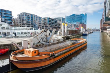 5 Eylül 2022, Hamburg, Almanya, Liman ve gemilere bakan filarmoni binası cephesi