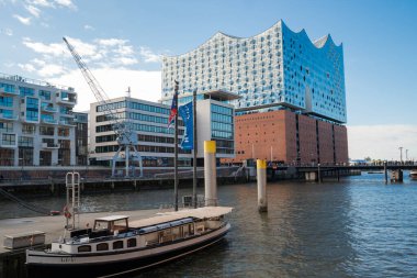5 Eylül 2022, Hamburg, Almanya, Liman ve gemilere bakan filarmoni binası cephesi