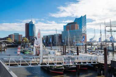 5 Eylül 2022, Hamburg, Almanya, Liman ve gemilere bakan filarmoni binası cephesi
