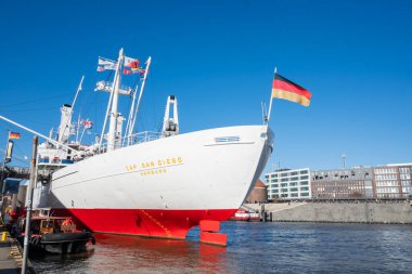 5 Eylül 2022, Hamburg, Almanya, rıhtımdaki gemilere bakın.
