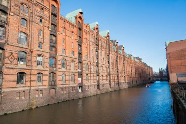 5 Eylül 2022, Hamburg, Almanya Speicherstadt bölgesindeki nehirde tuğlalı evler bulunan bir kanal.