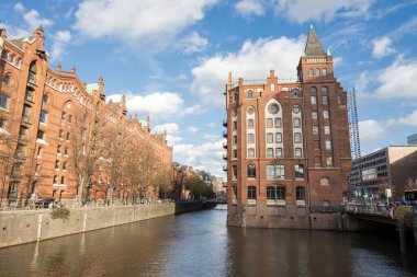5 Eylül 2022, Hamburg, Almanya Speicherstadt bölgesindeki nehirde tuğlalı evler bulunan bir kanal.