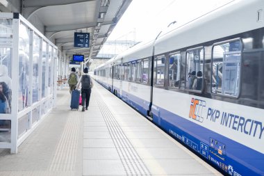 Szczecin Polonya, 5 Nisan 2025, Platform üzerinde Polonya Demiryolları Uluslararası PKP ile kentin ana tren istasyonu