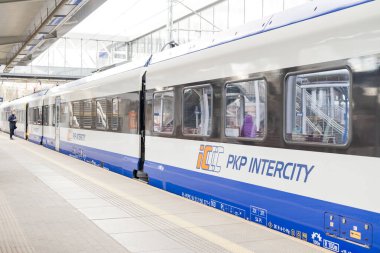 Szczecin Polonya, 5 Nisan 2025, Platform üzerinde Polonya Demiryolları Uluslararası PKP ile kentin ana tren istasyonu