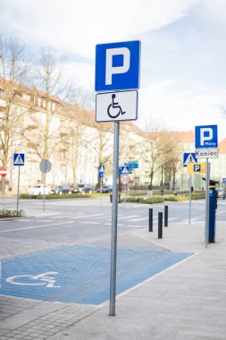 Szczecin Polonya, 5 Nisan 2025, Engelli park yeri için mavi yol işareti