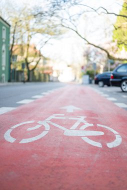 Bisiklet yolunda asfalt üzerinde işaret işareti