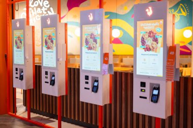 Szczecin Polonya - 5 Nisan 2025, Fast food restoranında self-servis çıkış