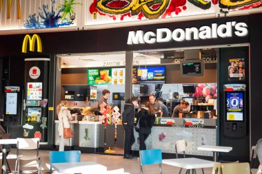 Szczecin Polonya - 5 Nisan 2025, McDonald 's fast food restoranında kasiyer.