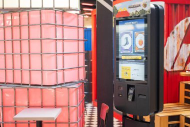 Szczecin Polonya - 5 Nisan 2025, Fast food restoranında self-servis kasası McDonalds Minecraft