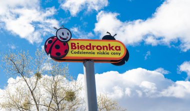 Szczecin Polonya - 5 Nisan 2025, Polonya 'da Biedronka zinciri marketi, reklam tabelası