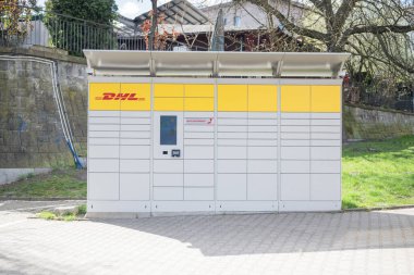 Szczecin Polonya, 5 Nisan 2025, DHL paket makinesi, internet üzerinden paket göndermek ve sipariş etmek için. self-servis postanesi