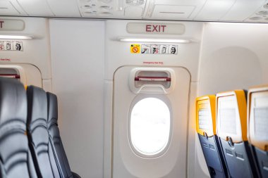 27 Nisan 2025 Stockholm İsveç, Ryanair Havayolları yolcuları için koltuklu bir uçağın acil çıkış kapısı.