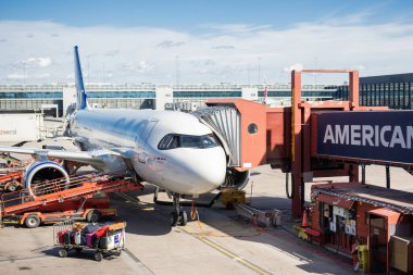 27 Nisan 2025 Stockholm İsveç, Arlanda havaalanı terminalindeki İskandinav Hava Yolları uçakları yolcu alımı ve servis için kapının yanında duruyor.