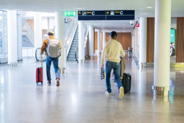 27 Nisan 2025 Stockholm İsveç, Arlanda havaalanı terminaline giden bavullu yolcu. 