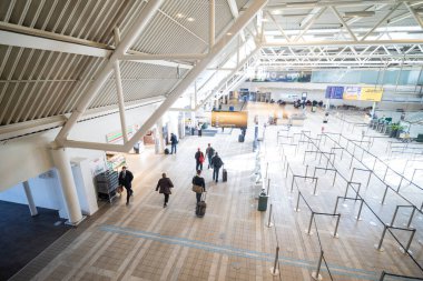 27 Nisan 2025 Stockholm İsveç, Arlanda havaalanı terminalinde uçak kontrol gişeleri.