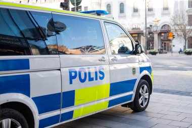 27 Nisan 2025 Stockholm İsveç, şehirde polis arabası düzeni sağlamak için.