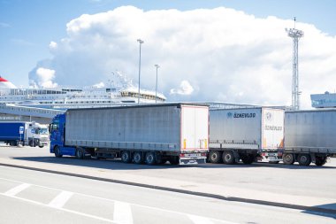 27 Nisan 2025 Tallinn Estonya, Terminal limanında hareket için birçok kamyon lojistik.